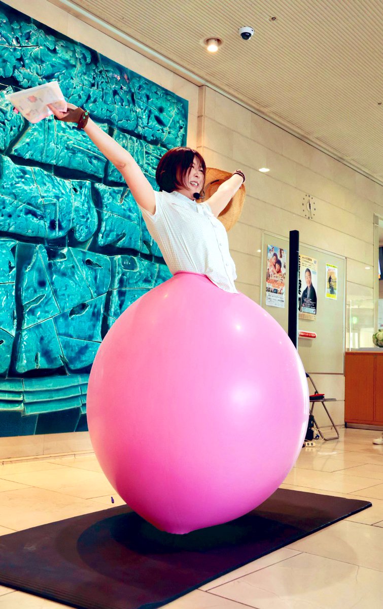 多治見大道芸見本市
バルーンパフォーマーエルさん
2026.4.18

エルさんの声ってすごく聞きとりやすくて、耳に心地よい〜
けど、なかなかショーはハード‥スタッフさん呼んでの大縄跳び、成功するまで何度も挑戦！そして写真はなかなかシュール　楽しかった〜！

#多芸