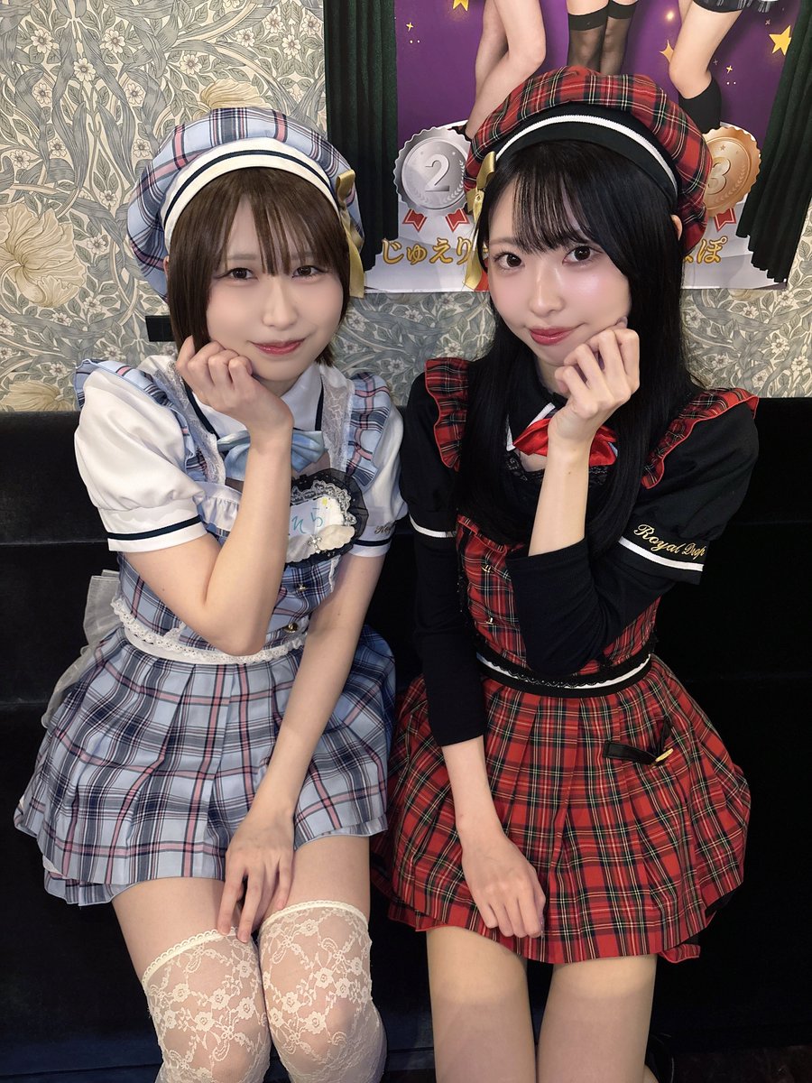 RoyalDrop_maid's tweet image. 🦉ロイヤルドロップ開校しました🕯️

本日の在校生は🪄
❤️じゅえりー@RoyalDrop_jwly
🩵そら@Royaldrop_sora
🩵しおね18-@royaldrop_shio
🩵うみ18-@RoyalDrop_umi_

本日もたくさんのご登校お待ちしております👼🏻✨
#秋葉原 #コンカフェ #魔法学校