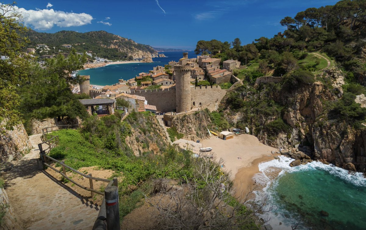 costabrava's tweet photo. 🐶 😍 Descobrir el territori amb mascota és una manera de viatjar que deixa una petjada inesborrable, especialment en indrets com #inCostaBrava i #inPyrenees, on és possible gaudir d’una gran varietat d’espais com jardins, jaciments, fortaleses i pobles amb història, ideals per recórrer tranquil·lament passejant amb el teu pelut.
Descobreix-los! 👉🏼 https://t.co/sN58gIoFoE