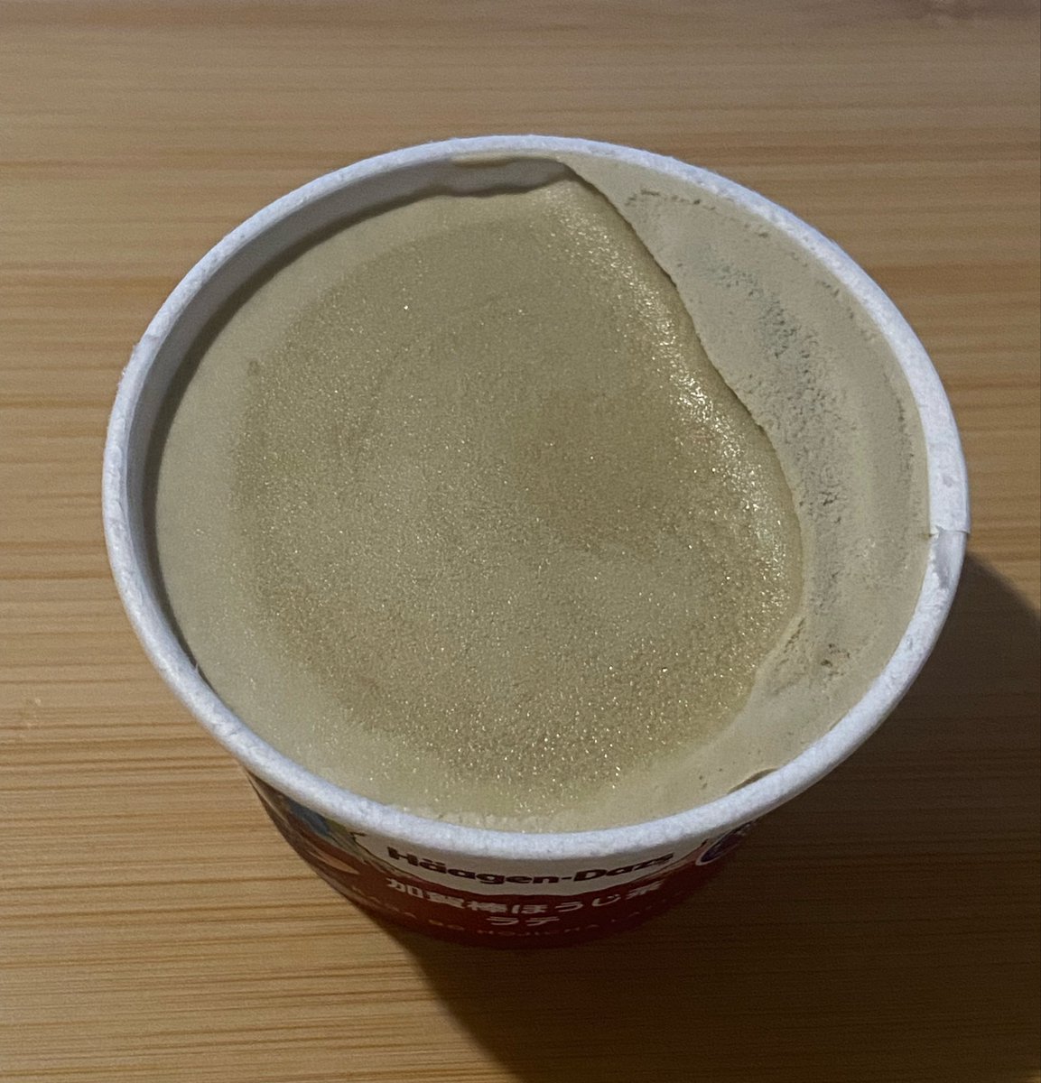 haagen_pick's tweet image. Häagen-Dazs 加賀棒ほうじ茶ラテ

口に入れた瞬間ふっと広がる香ばしさ。茶葉の代わりに茎を使うことで苦味や渋みを抑えた加賀棒ほうじ茶。北海道産ミルクとの溶けあいがまろやか。炒った風味が深くて落ち着く。地に足のついたような安心感ある香りがいい☺️

#アイスクリーム
#icecream
#アイス日記