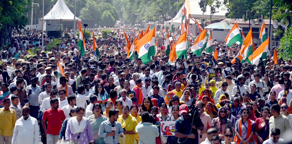 idharampalsingh's tweet photo. आज लखनऊ में 'नारी शक्ति के सम्मान और अधिकारों की आवाज बुलंद करते हुए एक ऐतिहासिक पैदल मार्च निकाला गया। जिसमें माननीय मुख्यमंत्री श्री योगी आदित्यनाथ जी, राष्ट्रीय महामंत्री माननीय श्री अरुण सिंह जी, प्रदेश अध्यक्ष माननीय श्री पंकज चौधरी जी, उपमुख्यमंत्री द्वै माननीय श्री केशव प्रसाद मौर्य जी, माननीय श्री ब्रजेश पाठक जी एवं महिला मंत्रीगण व वरिष्ठ पदाधिकारी उपस्थित रहे।

यह विशाल जनसमूह स्पष्ट संदेश देता है कि देश की मातृशक्ति अब अपने अधिकारों के प्रति पूरी तरह जागरूक है। नारी शक्ति वंदन अधिनियम को संसद में पारित न होने देने के विरोध में महिलाओं का यह जनआक्रोश विपक्षी दलों — समाजवादी पार्टी, कांग्रेस एवं अन्य — की नकारात्मक राजनीति के खिलाफ एक मजबूत जवाब है।

यह ऐतिहासिक मार्च इस बात का प्रमाण है कि नारी सम्मान और सशक्तिकरण के मार्ग में कोई भी बाधा अब स्वीकार नहीं की जाएगी। महिलाओं को उनका अधिकार मिलकर रहेगा, और देश की प्रगति में उनकी भागीदारी को कोई रोक नहीं सकता।

@NarendraModi @nitinnabin @amitshah @blsantosh @pankajchaudhary 
#NariShakti #MahilaSashaktikaran #Lucknow #BJP #WomenEmpowerment #Narendramodi