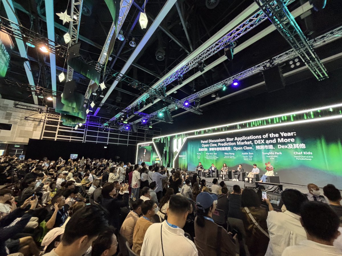 PancakeSwap's tweet photo. tl;dr, PancakeSwap is leading the convergence of AI agents and onchain finance 🤝

Chef Kids @Headchef_pcs took the stage on how AI agents are changing trading, RWAs moving onchain, and DEXs as the new financial rails.

The rails are being laid in real time 🥞 https://t.co/lD2NHMOEQy