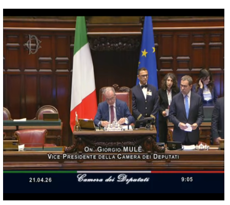 UGirovago77000's tweet image. Dopo lo stop di #Mattarella non c'è nessuno 
nei banchi del governo che chiarisca come andare
 avanti sul #decretosicurezza.
Inquietante e vergognoso.