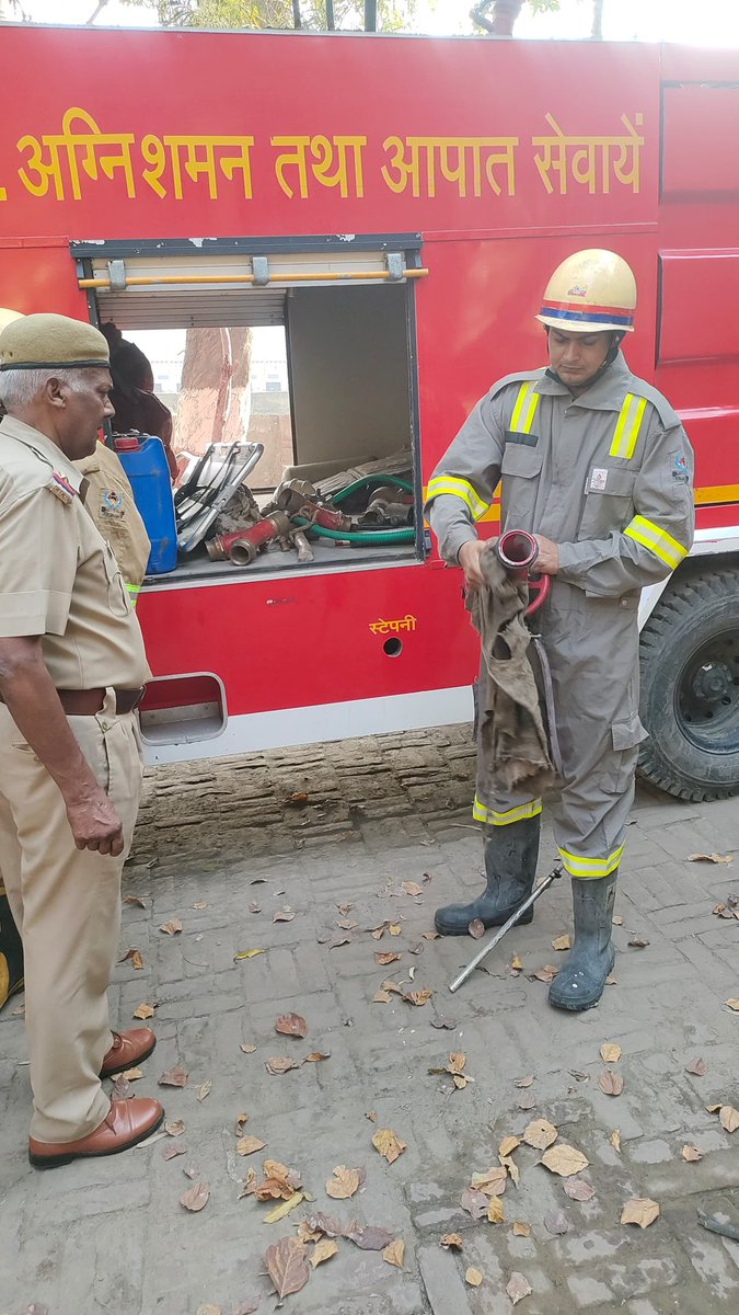 bulandshahrfire's tweet photo. आज दिनांक 21/4/26 को श्रीमान CFO महोदय के  निर्देशन में जनपद #बुलंदशहर के समस्त फायर स्टेशनों पर साप्ताहिक ड्रिल करायी गई जिसका उद्देश्य फायर सर्विस की कार्य प्रणाली को बेहतर बनाना था।@fireserviceup @BulandsharSsp @dmbulandshahr https://t.co/VRT8gaDr78