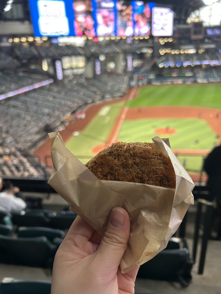 nwbaseball_ip8's tweet image. きょうのえふめし①
こんにち和牛さんのメンチカツ
これは本当にビールにあう！
ソースなくても美味しい😋
今日は時間ないからJR乗る前におにぎり食べてきたから少し経ったらご飯買いに…
アサマックス復帰したからラーメン買おうとしたら混んでた😭

#エスコン
#ファイターズ
#fighters
#lovefighters