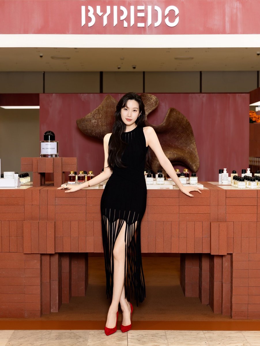 Le gambe di Kay sono 🛣️😊
#byredo
#MunKaYoung 
#Moongayoung