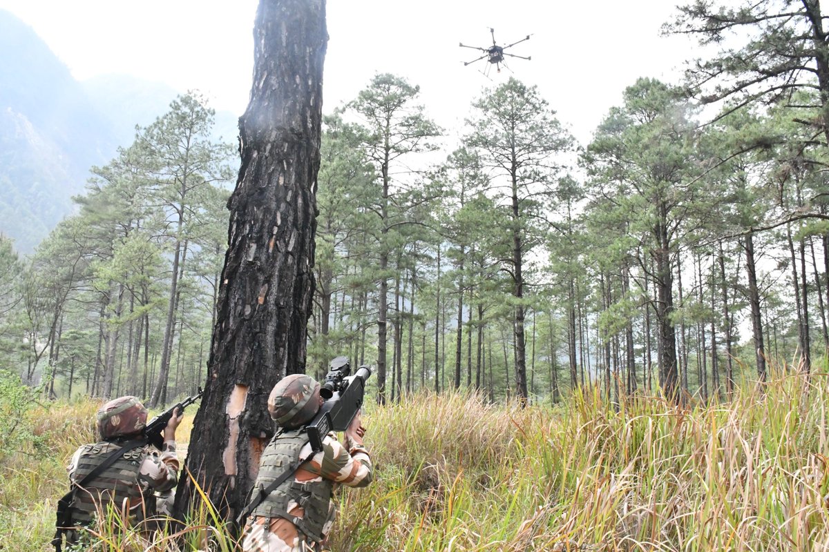 Spearcorps's tweet image. 𝗦𝘁𝗿𝗲𝗻𝗴𝘁𝗵 𝗶𝗻 𝗦𝘆𝗻𝗲𝗿𝗴𝘆

Troops of Dao Division under #SpearCorps along with the Shaurya Commando Team of ITBP successfully concluded a two-week Mountain Warfare Training exercise with a 24-hour Exercise Mountain Prahari at #ArunachalPradesh. The exercise focused on