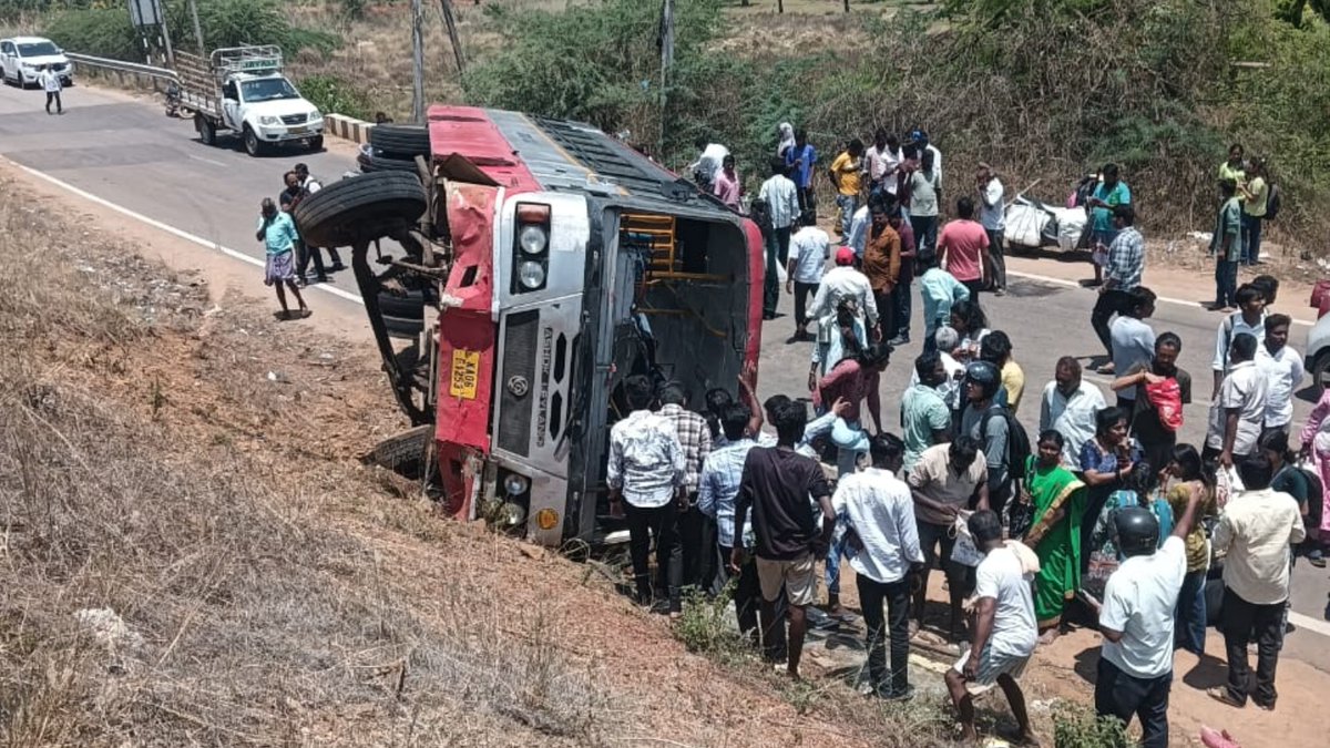 GuaranteeN26064's tweet image. ತುಮಕೂರಿನಲ್ಲಿ KSRTC ಬಸ್ ಪಲ್ಟಿ! 40 ಪ್ರಯಾಣಿಕರು ಕೂದಲೆಳೆಯ ಅಂತರದಲ್ಲಿ ಪಾರು | Guarantee News

guaranteenews.com/district-news/…

#KSRTCBusAccident #tumkur #ksrtcbus #gubbi #busaccidentkarnataka #KSRTC #hosadurga #bengaluru #bus