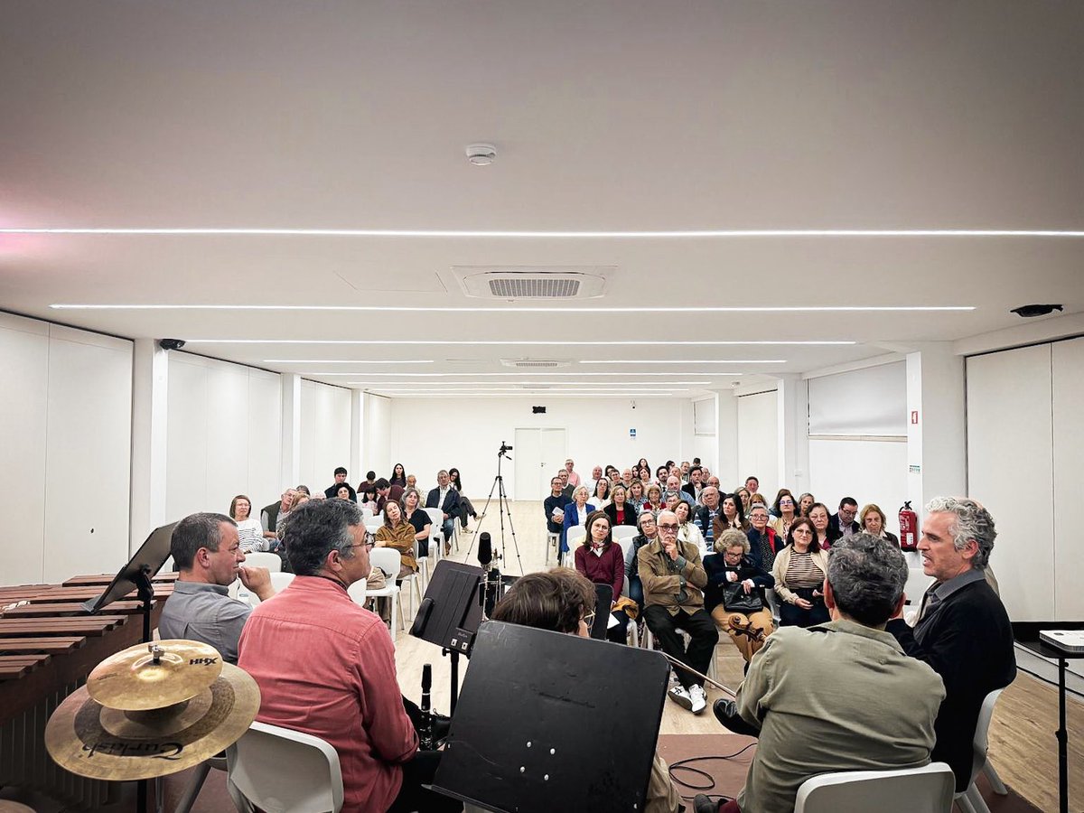 musicamera's tweet photo. A aldeia alentejana de Galveias recebeu o concerto CriaSons: “Galveias Em-Cante” com casa cheia. Em palco Pedro Santos, Paulo Gaspar, Pedro Tavares e Luís Pacheco Cunha interpretaram as composições de Amílcar Vasques-Dias, inspiradas no romance de José Luís Peixoto. Um momento ainda mais especial por ter contado com a presença do próprio escritor, que viu a música inspirada no seu livro ser apresentada na sua terra natal. No final, escritor, compositor e intérpretes ficaram à conversa com o público, a partilhar histórias de como um livro se transforma em som.