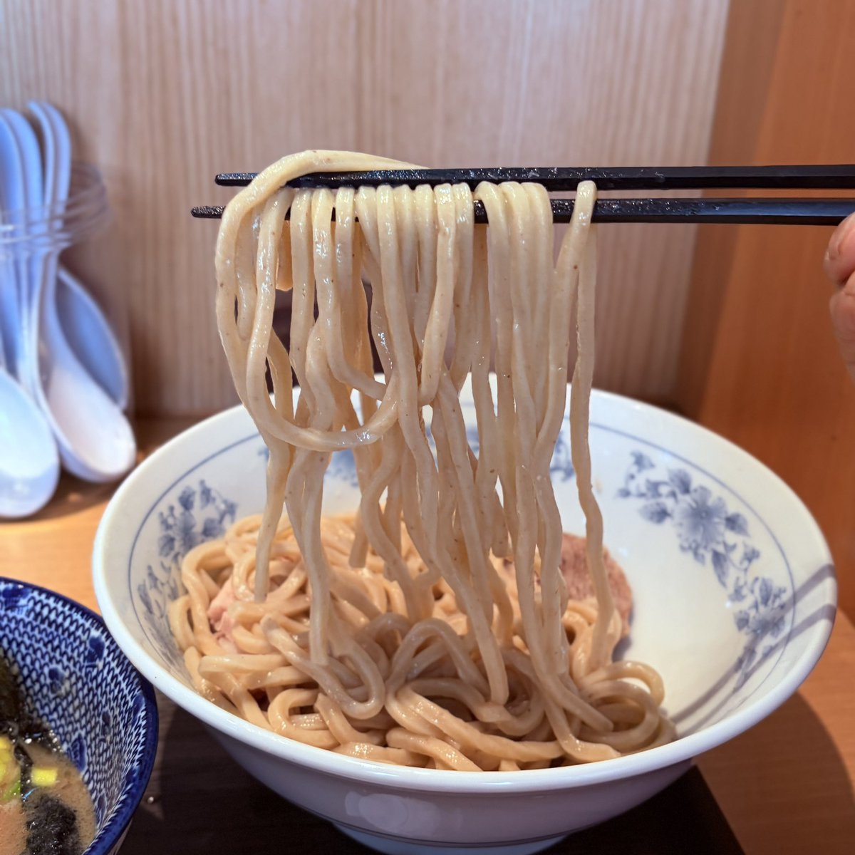 anne_papa's tweet photo. くり山@白楽

中濃チャーシューつけめん

白楽に用事が有ったので久しぶりにくり山さんへ🌰🌰🌰

麺は小麦の風味豊かでコシが有ってモッチモチーー👍
つけ汁のネギがシャキシャキで最高👍
最後にスープ割りで完飲😍

メチャクチャ旨かった😋

ご馳走様でした🙏 https://t.co/eGfaXfofDJ