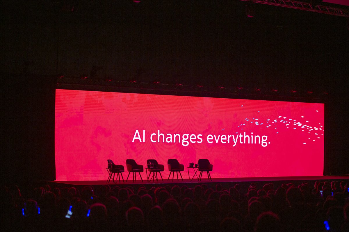 Su <a href="/bizcommunityit/">Business Community</a>, Andrea Sinopoli, VP Technology and Cloud Country Leader di Oracle spiega la strategia dell'azienda in tema di #AI e chiarisce come tale strategia possa portare innovazione concreta alle PMI italiane e alle startup.
👉 social.ora.cl/6013BB6fhN