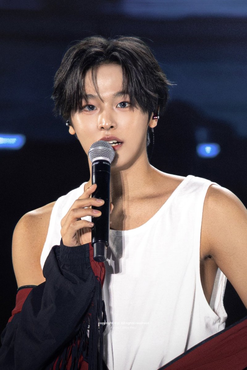 이사진 엄청 좋아서 막 얼굴 빨개딤   후쿠이 태양이 구워준  천연 마쫀쿠 색감 여실히 보이고   손톱바디 모양새까지 안 이뿐 구석 x