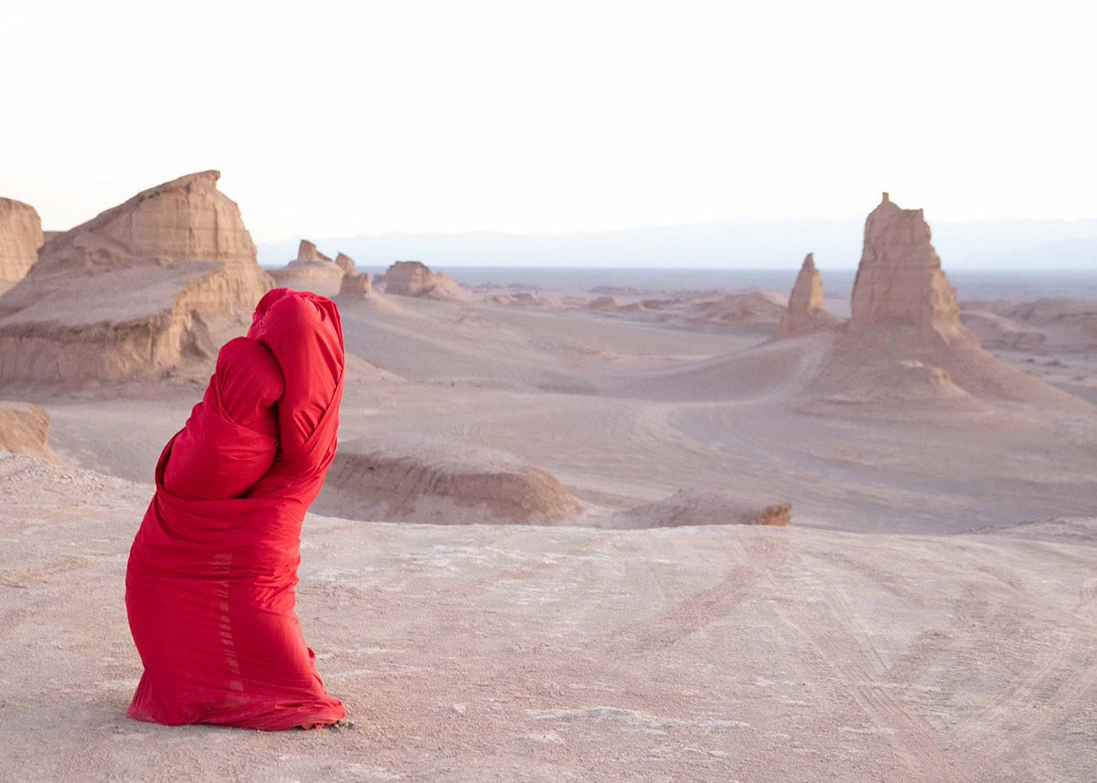 maponi's tweet image. La cultura della #danza iraniana come forma di #resistenza
_ Come ci si esprime quando ogni forma di espressione è proibita?
Si va in luoghi remoti, come i deserti
Shafagh I.3 2019 © #KlaartjeLambrechts 
#loeildelaphotographie #photography #Iran
loeildelaphotographie.com/fr/shafagh-cre…