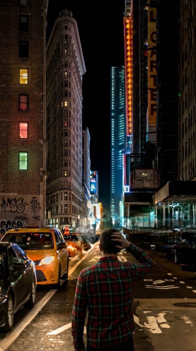 2k115crew's tweet photo. Lost Between Lines at Flatiron. #nyc #flatironbuilding #streetphotography #nightphotography #citylights. https://t.co/EUxJcjmJuZ