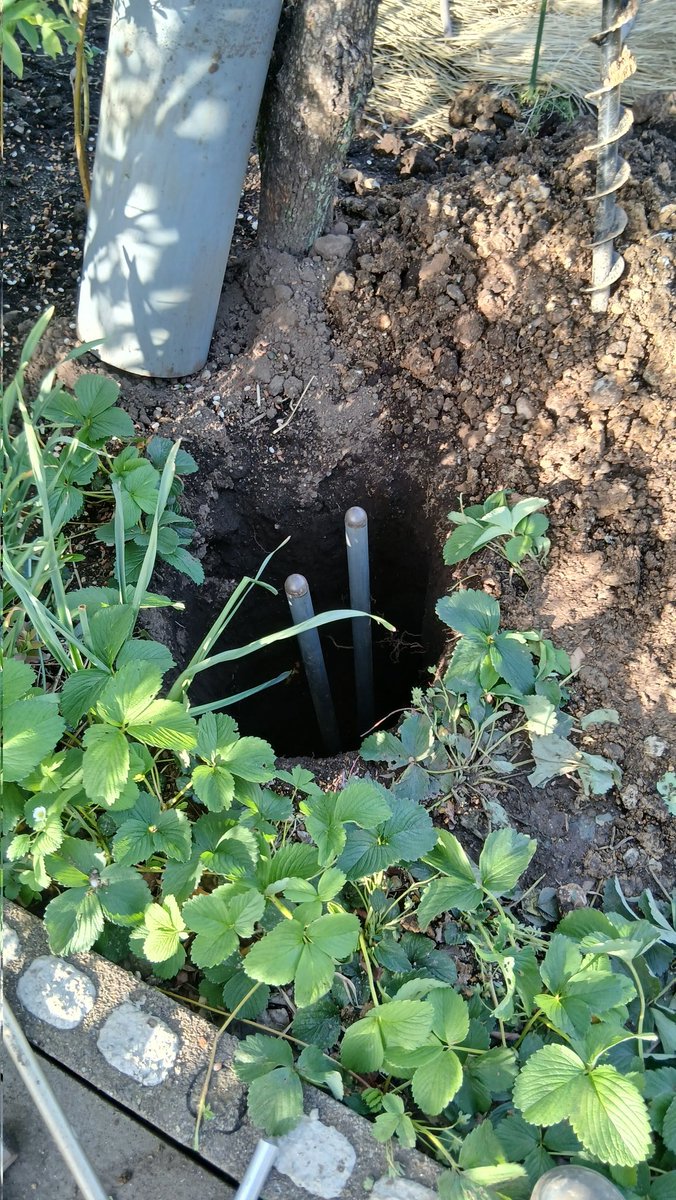 tanemaki_ojisan's tweet image. 鉢植えの水やりで夏場の水道代が
ヤバイことになるので
庭に浅井戸を自力で掘ることにしました
まずはスコップでいけるところまで頑張りました

１３０センチ付近で川の石みたいな層にぶち当たりました

はたして自力で水は出るのかワクワクします

#井戸掘り
#浅井戸
#diy
#男のロマン