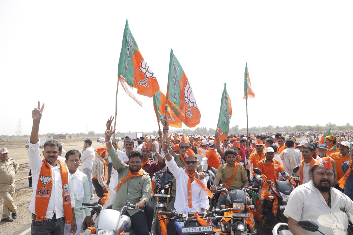 BJP4Gujarat's tweet photo. દાહોદની ધરતી પર ઉમટેલું આ જનસમર્થન ભારતીય જનતા પાર્ટીના ભવ્ય વિજયની સાક્ષી પૂરી રહ્યું છે! 

આજે ગરબાડા ખાતે પ્રદેશ અધ્યક્ષ શ્રી @iJagdishBJP ની વિશેષ ઉપસ્થિતિમાં ભવ્ય બાઈક રેલી યોજાઈ. 

#કમળ_ખીલશે_વિકાસ_જીતશે https://t.co/0bn8KL5Hng