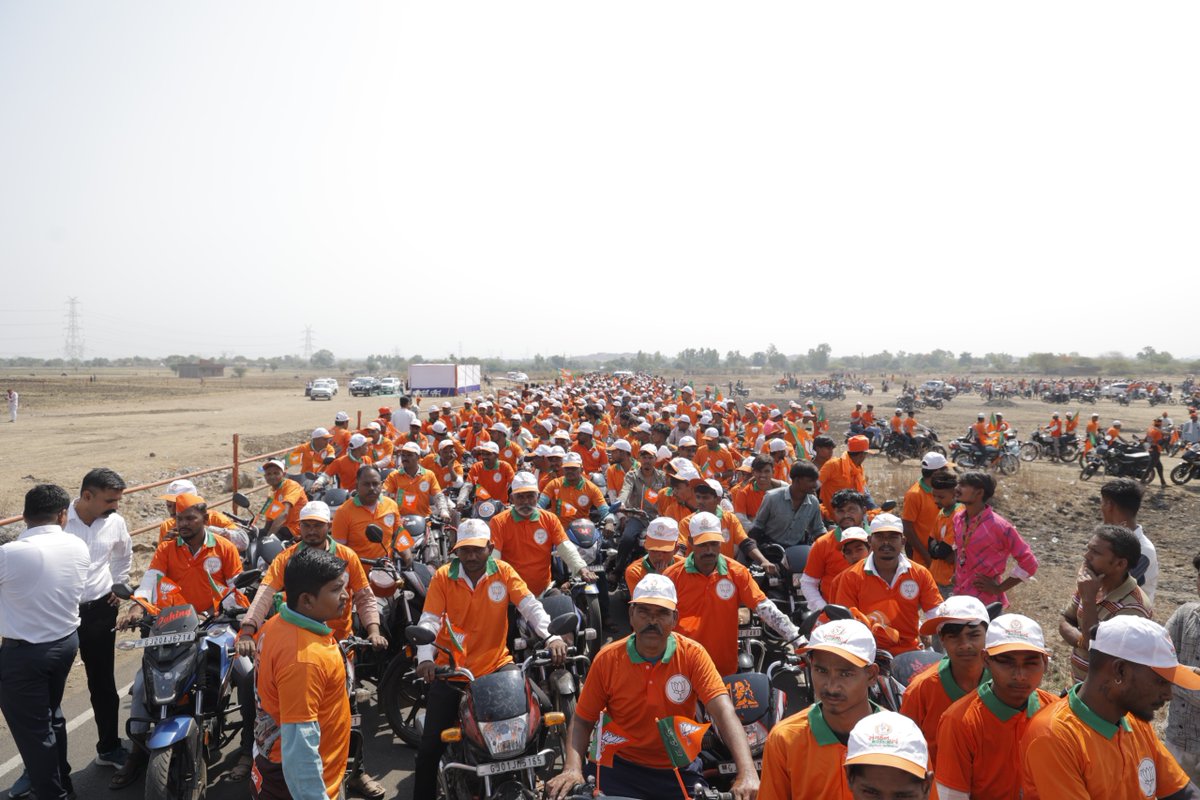 BJP4Gujarat's tweet photo. દાહોદની ધરતી પર ઉમટેલું આ જનસમર્થન ભારતીય જનતા પાર્ટીના ભવ્ય વિજયની સાક્ષી પૂરી રહ્યું છે! 

આજે ગરબાડા ખાતે પ્રદેશ અધ્યક્ષ શ્રી @iJagdishBJP ની વિશેષ ઉપસ્થિતિમાં ભવ્ય બાઈક રેલી યોજાઈ. 

#કમળ_ખીલશે_વિકાસ_જીતશે https://t.co/0bn8KL5Hng