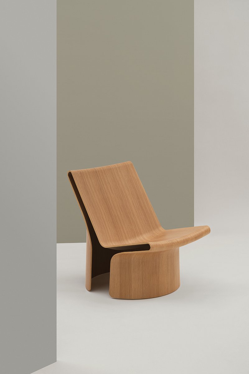 Interior_es's tweet image. Among the new pieces that Established &amp;amp; Sons presents at Salone del Mobile.Milano 2026 (April 21–26) is LayUp, its first collaboration with designer Nathan Martell. The #chair explores the limits of #plywood molded in #3D.
-&amp;gt; interioresminimalistas.com/2026/04/21/est…
-&amp;gt; #furniture #chairs