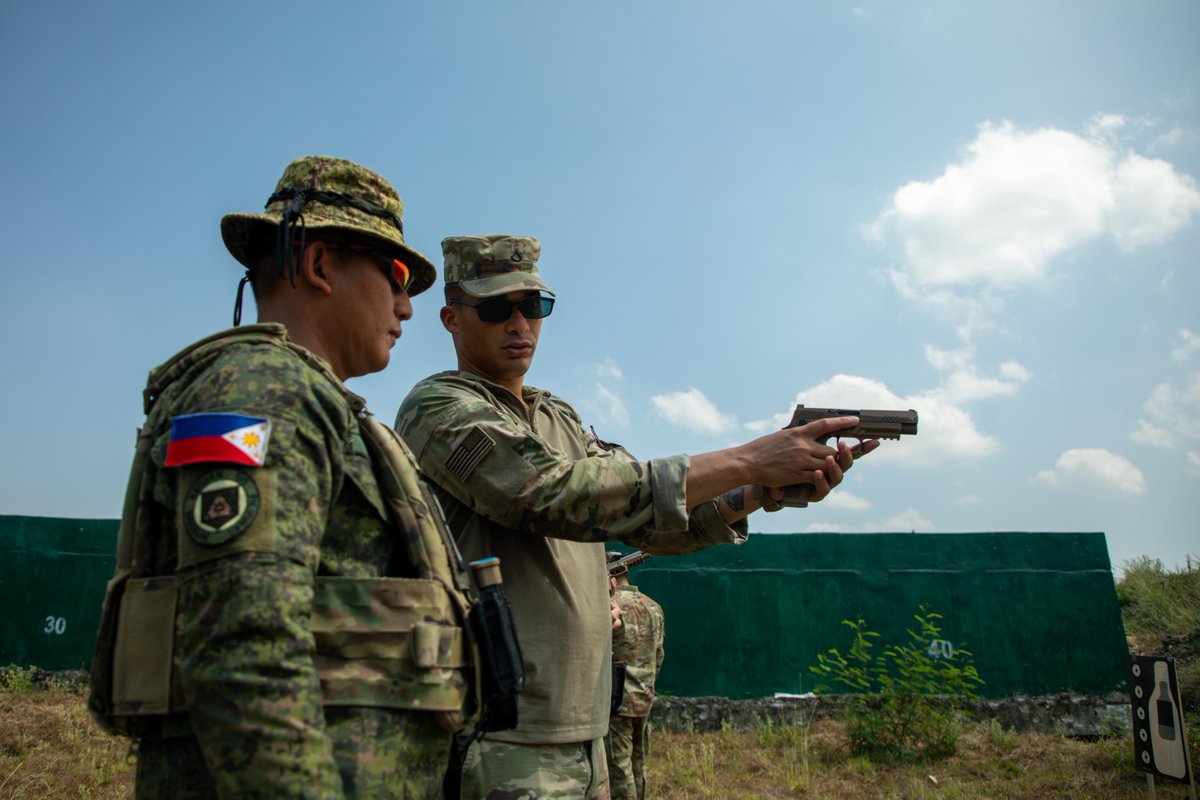 8thTSC's tweet photo. Facilitating Success❗

U.S. Soldiers from the @8thmpbde, @8thtsc, act as safeties for Philippine Army soldiers during a U.S. Army Law Enforcement Weapons Training and Qualification during Salaknib 2026. https://t.co/LOM9vzn05K