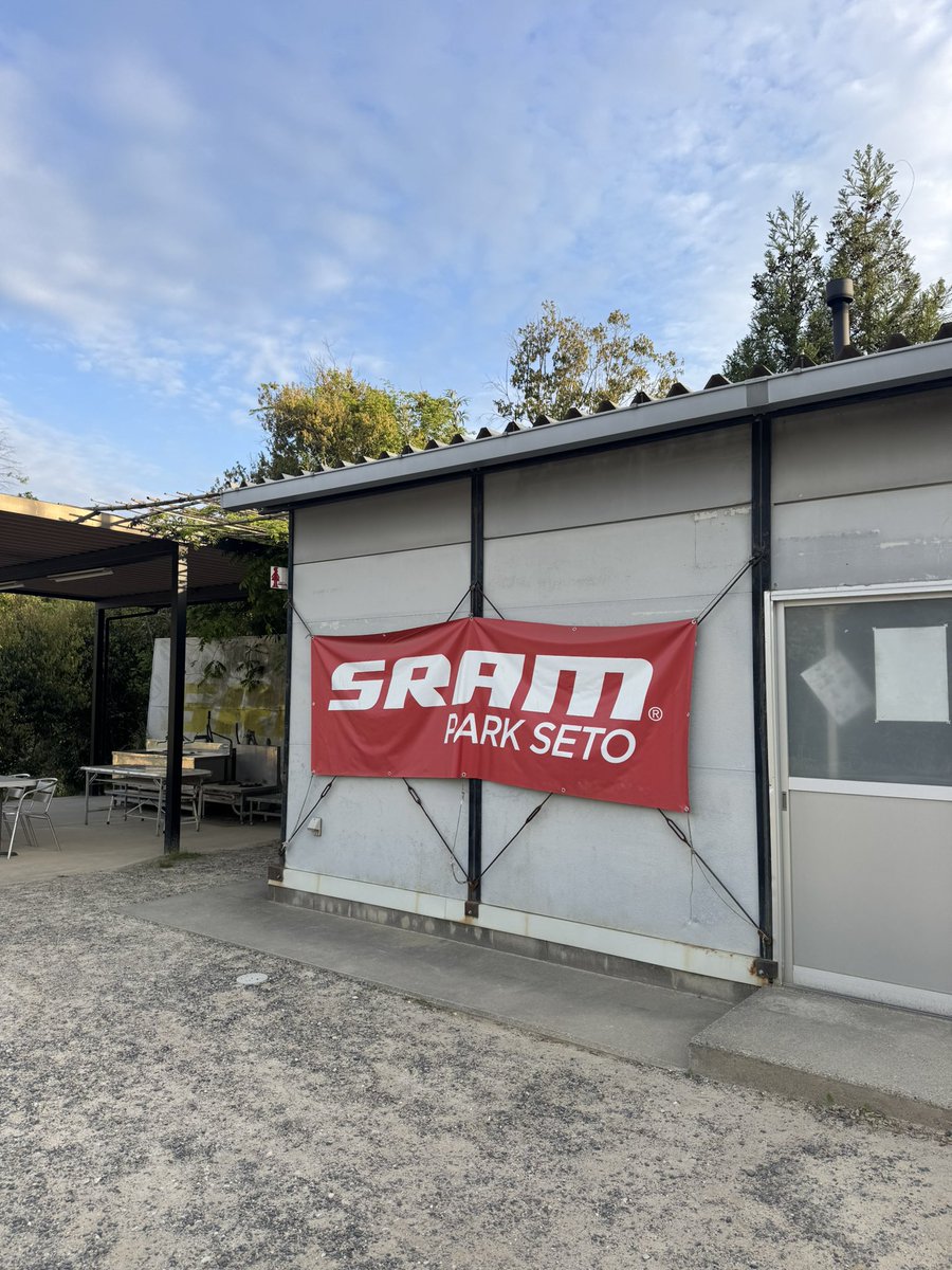 kazma71's tweet photo. モトクロスファンとして、ずっと行きたいと思っていた
聖地ダートバイクプラス瀬戸店へついに行く事が出来ました！
@dirtbikeplus 
とにかく品揃え豊富でワクワクがとまらない🥲

キッズライダー関連のイベントへとても力を入れてらっしゃる
石田社長@kei.ishida_dirtfreak とのお話はとても勉強になる貴重な時間となりました！

僕自身まだまだ微力ではありますが、キッズライダー育成に携わるものとしてとてもヒントをいただけたので、これからも更に頑張りたいと思います🔥
