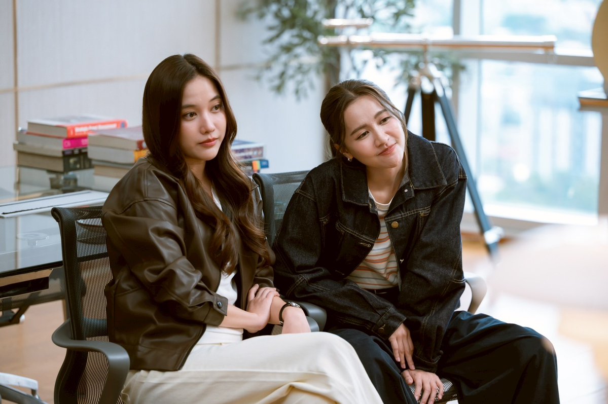 เรื่องย่อ  #นทีร้อยเล่ห์ EP.6 🌊 

พี่ชายจอมเจ้าเล่ห์กระชากหน้ากากคนดีออก เกมเดิมพันครั้งสุดท้ายเริ่มต้นขึ้น  “ภีมพัฒน์” มั่นใจว่าหมากตัวสำคัญอย่าง "ชลลดา" น้องสาวแท้ๆ ของเขา จะเป็นหมัดฮุคที่ทำลายหัวใจและธุรกิจของ "อาโป" ได้สำเร็จ แต่เขากลับต้องหน้าหงายเมื่อโดน “อาโป”