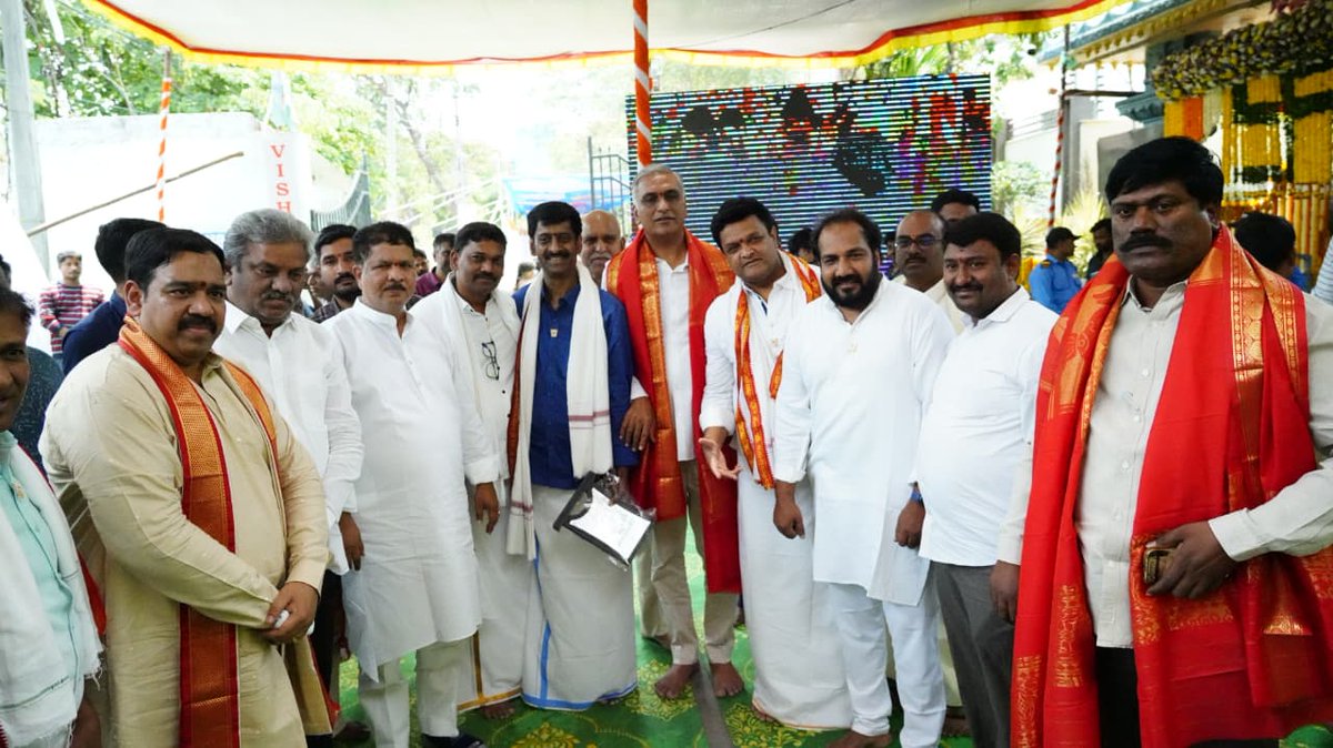 mkrkkpmla's tweet photo. మంగళవారం  మాజీ మంత్రివర్యులు హరీష్ రావు గారు, @kkpmla, ఎమ్మెల్సీ నవీన్ కుమార్ గారు కెపిహెచ్బి డివిజన్ శ్రీల పార్క్ వద్ద వెంకటేశ్వర స్వామి వారి బ్రహ్మోత్సవాల్లో పాల్గొని స్వామివారికి ప్రత్యేక పూజలు నిర్వహించారు..ఈ సందర్భంగా వేద పండితులు వారికి ఆశీర్వాదం అందించారు. https://t.co/dQx1oHLsA4