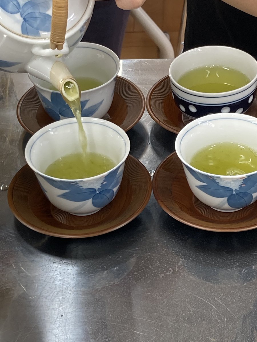 aoyamaes's tweet photo. ５年生の家庭科の授業で、お茶の淹れ方を学びました。みんなで美味しくいただきました。 https://t.co/uEzfLlhKSG