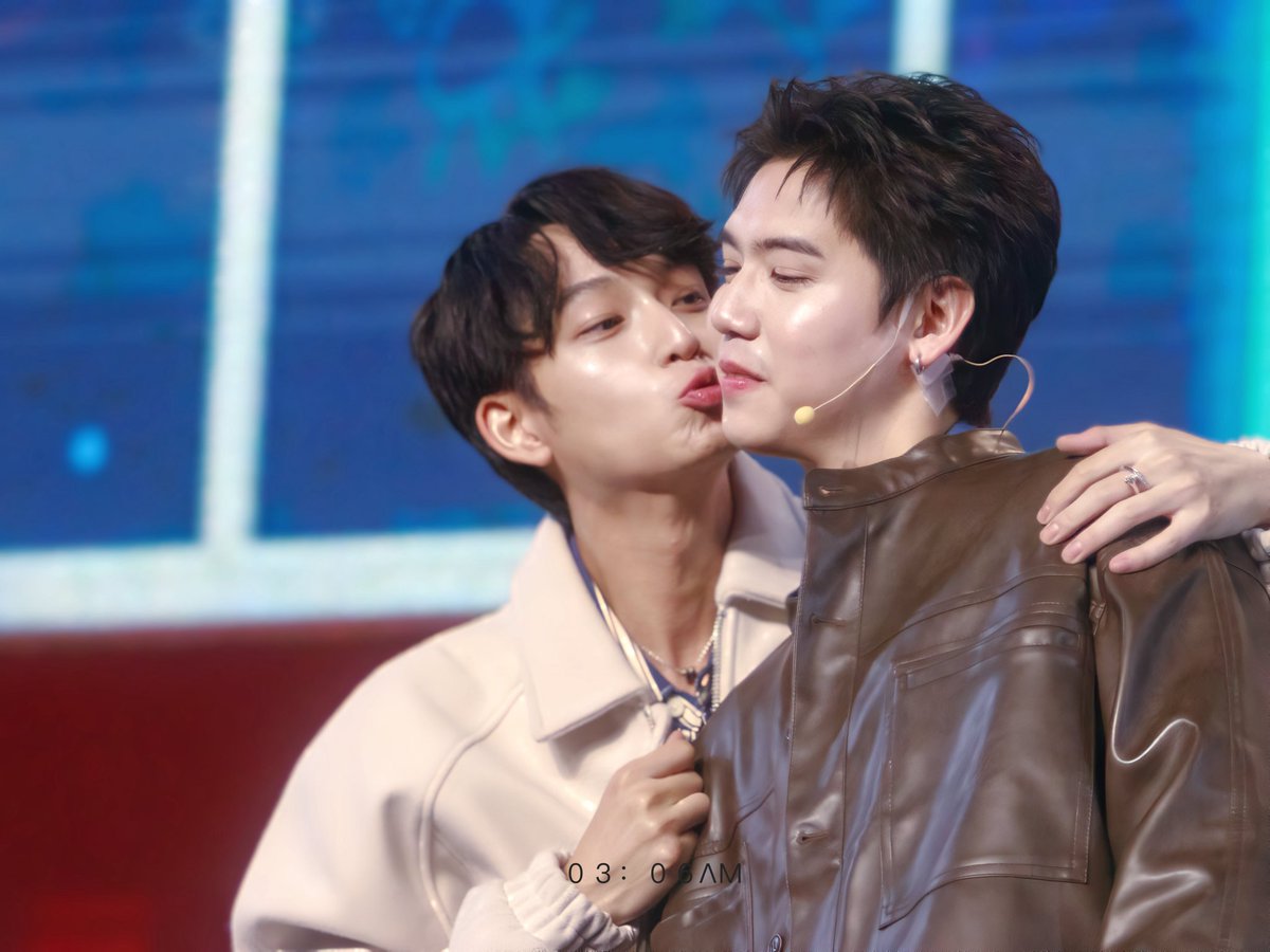 gogoi61519's tweet photo. Nah mine got famous for getting kissed by his "nong"๐
#SingChimon
#Sincha
#GMMTVLIVEHOUSE https://t.co/qFuCwJLlqb