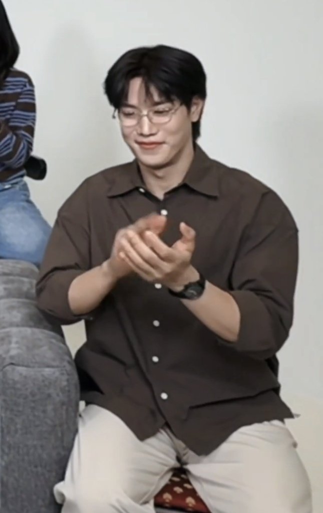 ชอบพี่เกรทใส่แว่นอะ แล้วเรื่องนี้พี่เกรทใส่แว่นเป็นหนุ่มเนิร์ด ง้ากกกก พี่ตง 😭🫶🏻