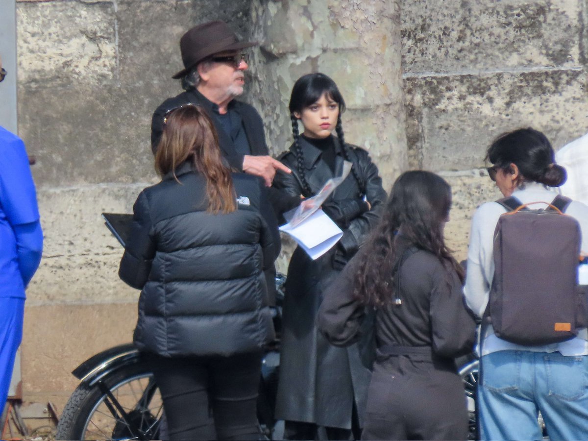 OsquiGeek's tweet photo. ¡TE SALVARÉ QUERIDA AMIGA 👩🏻🧠🤌🏻🕸️🧑🏻🦲⚡🏍️!
Se han liberado las primeras imágenes oficiales del #setderodaje de la tercera temporada de #Wednesday en las que podemos ver el retorno de #JennaOrtega, #TimBurton y #FredArmisen como #Merlina, #Dedos y el #TíoLucas... https://t.co/SEJQNLOtip