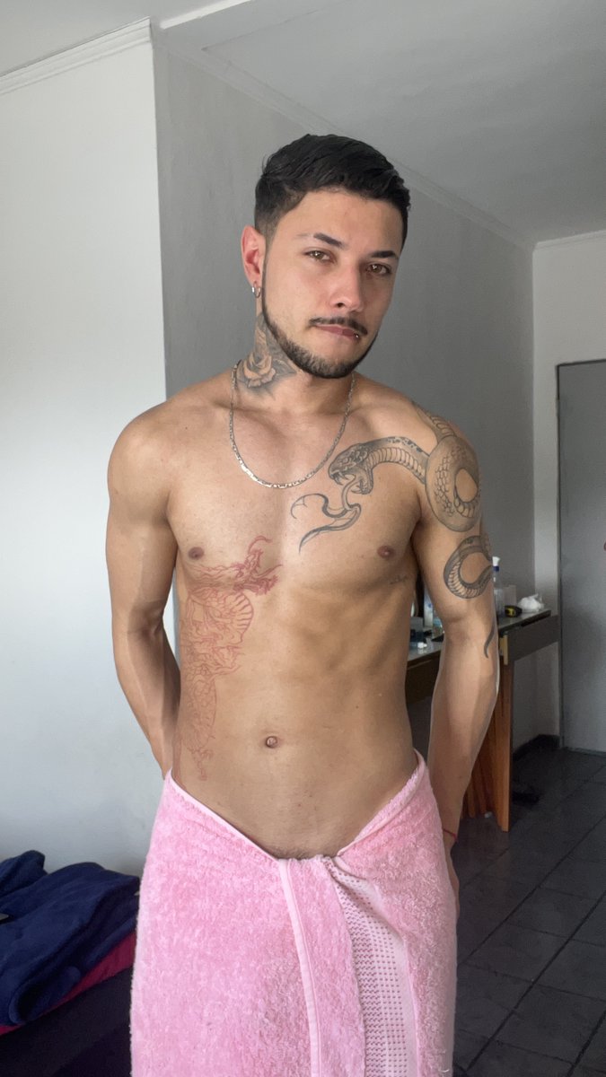 Would like to untuck this towel to see full pic? 😳