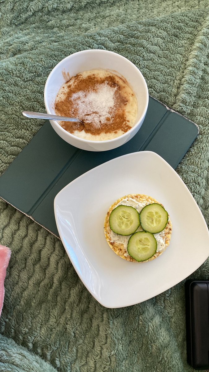 izzycvt's tweet image. Today’s lunch😋

Rice cake w Philadelphia light and cucumber w risgrynsgröt, cinnamon and some sugar : 297kcal

I also weighed in this morning and was at 84.3kg so I’m feeling really happy🥳 
#edtwt #ed