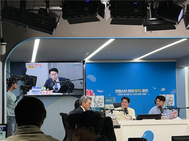 chojs21's tweet photo. <매불쇼>에 출연했습니다.
이화영 부지사와 저는 30년 지기입니다. 최근 수원구치소 면회와 국조특위 청문회에서도 그를 짧게 만났습니다. 3년 7개월째, 0.78평 독방에서 이재명 대통령을 엮기 위한 윤석열 정치검찰의 피해자, 이화영 부지사와의 에피소드를 <매불쇼> 다시보기로 확인해주십시오. https://t.co/cdHBr6Bp5u