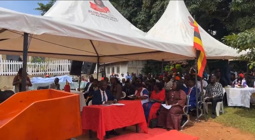 kfdmedia3's tweet image. 🔴 LIVE: Political leaders, religious figures, party members, and mourners gather in Kalangala District for the burial ceremony of late NUP Woman MP Nakimuli Hellen. Tributes continue as supporters remember her legacy.
#kfdmedianews #followus