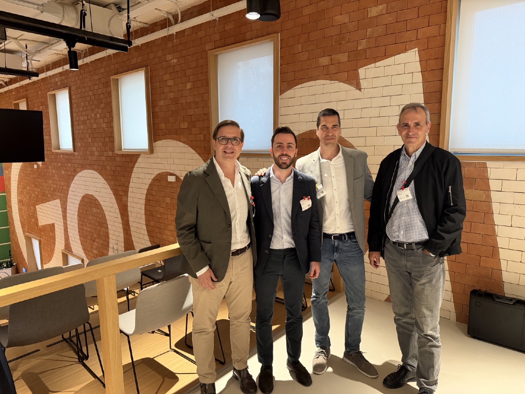 InfoUMA's tweet photo. Nuestros investigadores del Grupo @InnoEducaUMA se han sumado -junto a Intel, @AndaluciaJunta, Dalberg y @Google for Education- al proyecto ALBUS, desarrollado en el 👨‍🏫 CEIP Manuel Altolaguirre para mejorar la competencia digital y las oportunidades de su comunidad escolar. https://t.co/euCobizPVJ