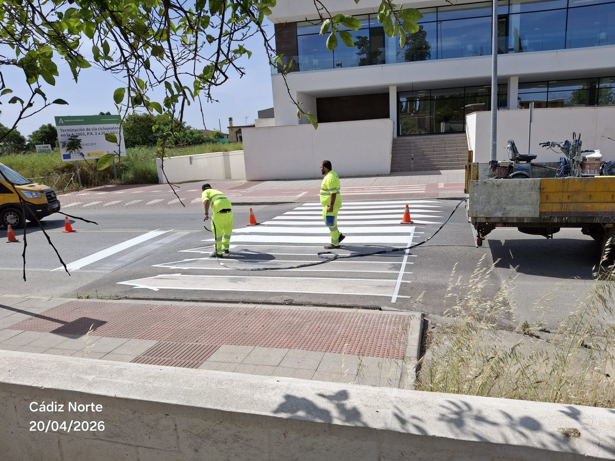 CadizJunta's tweet image. 🚧Trabajos de repintado de marcas viales en la A-2003 en #Jerez 

🛣️Entre los puntos kilométricos 1+950 y 4

#Carreteras #SeguridadVial #Conservación