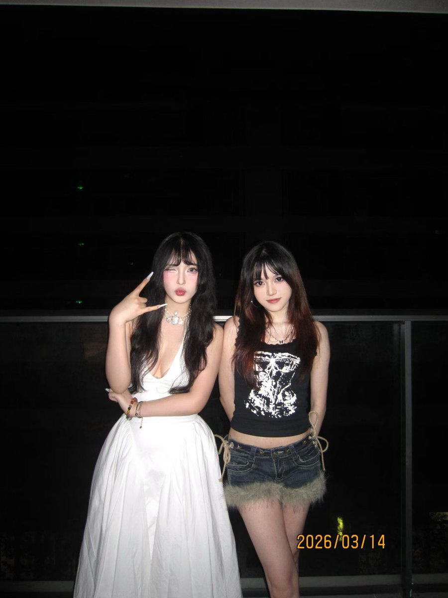 Yuraj77's tweet photo. 不会要射给左边吧！
#叮射 #妈妈 #羞辱 #寸止 #精妈 #颜射 https://t.co/QsDRtqg8L3