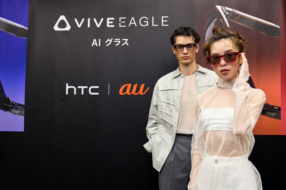 htcvivejapan's tweet photo. かけた瞬間、はじまる予感🕶

HTC NIPPON、日常に溶け込むAIグラス「VIVE Eagle」を4/24より発売！
HTC NIPPONは、HTCオンラインに加え、KDDI・沖縄セルラー直営店/au Styleの一部/au Online Shop/ヤマダデンキなどを通じて、全国で販売と体験の接点を広げ、より多くのお客様にその価値を体感いただける環境づくりを進めてまいります。

#HTCVIVE #VIVEEagle #AIスマートグラス