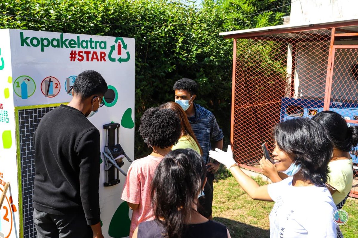 MeddMadagascar's tweet image. 🌿 Campus Green - Université Catholique de Madagascar #UCM, organisée par l’association étudiante « 𝗧𝗼𝗻𝘁’𝗼𝗹𝗼 » sous le parrainage du #MEDD: +300 étudiants mobilisés pour des séances de nettoyage, de tri et de recyclage.

#GADAEM #Avijoro_AKO #jeunesse