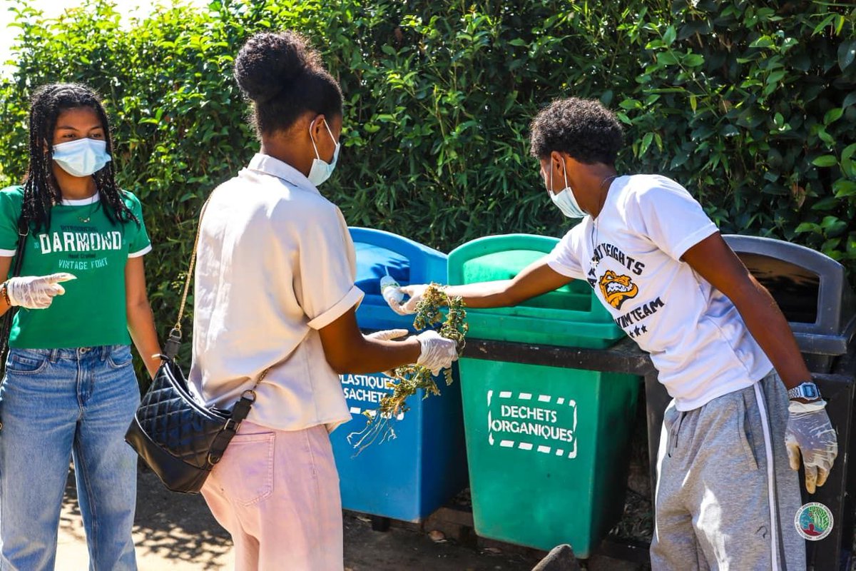 MeddMadagascar's tweet image. 🌿 Campus Green - Université Catholique de Madagascar #UCM, organisée par l’association étudiante « 𝗧𝗼𝗻𝘁’𝗼𝗹𝗼 » sous le parrainage du #MEDD: +300 étudiants mobilisés pour des séances de nettoyage, de tri et de recyclage.

#GADAEM #Avijoro_AKO #jeunesse