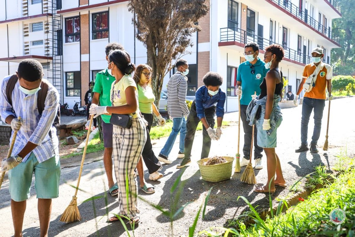 MeddMadagascar's tweet image. 🌿 Campus Green - Université Catholique de Madagascar #UCM, organisée par l’association étudiante « 𝗧𝗼𝗻𝘁’𝗼𝗹𝗼 » sous le parrainage du #MEDD: +300 étudiants mobilisés pour des séances de nettoyage, de tri et de recyclage.

#GADAEM #Avijoro_AKO #jeunesse