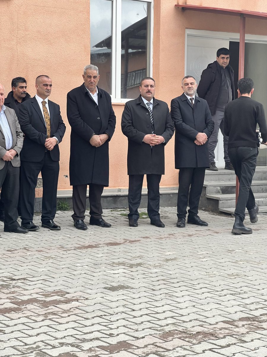 OndilKenan's tweet photo. Erciş İlçe Başkanımız Sayın Abidin Çalışkan’ın kıymetli ağabeyinin vefatını derin bir üzüntüyle öğrendik. Merhumun cenaze törenine katılarak ailemizin acısını paylaştık.
Rabbim merhuma rahmet, başta Abidin Başkanımız olmak üzere kederli ailesine ve yakınlarına sabr-ı cemil ihsan eylesin. Mekanı cennet olsun.

@Akparti 
@abuyukgumus 
@MustafaAlkayis 
@ArvasAbdulahat 
@Recep_ayd25 
@caliskan_abidin