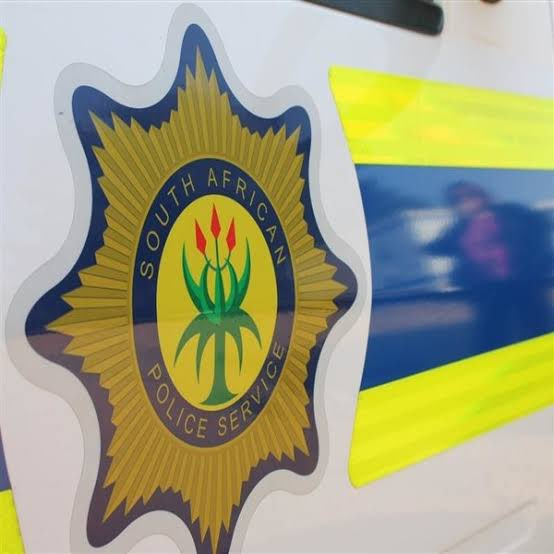 CapricornFMNews's tweet image. #Murder Police in Matlelerekeng in the Sekhukhune District have launched a manhunt  for a 39-year-old suspect accused of killing his 34-year-old girlfriend at  Spitzpunt village.

Police were called to the scene on Sunday  morning, where they found the lifeless body of the woman