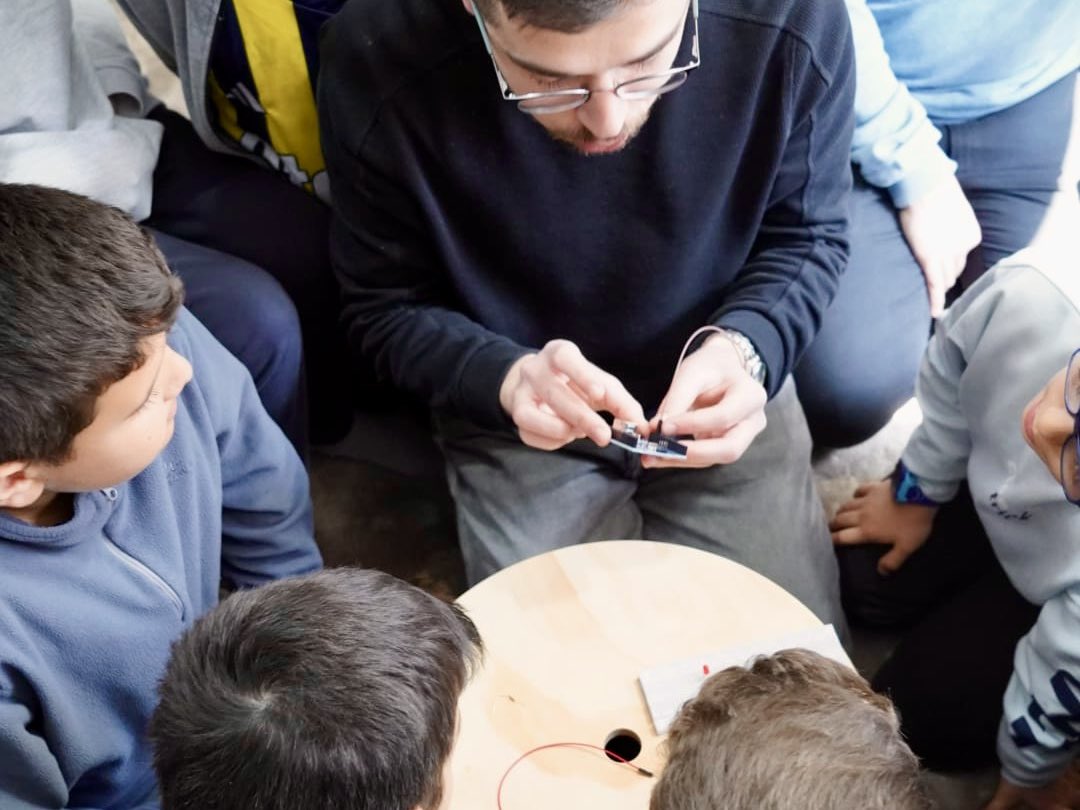 Mekatronik Atölyemizde 2. haftayı geride bıraktık. ⚙️

Öğrencilerimiz bu hafta Arduino ile tanışarak temel devre tasarımı ve kodlama eğitimlerine başladı. Teknolojiyi üreten bir nesil için yola devam ediyoruz.

Çalışmalarımızdan kareler 👇📸
#YediHilal #Mekatronik #Arduino