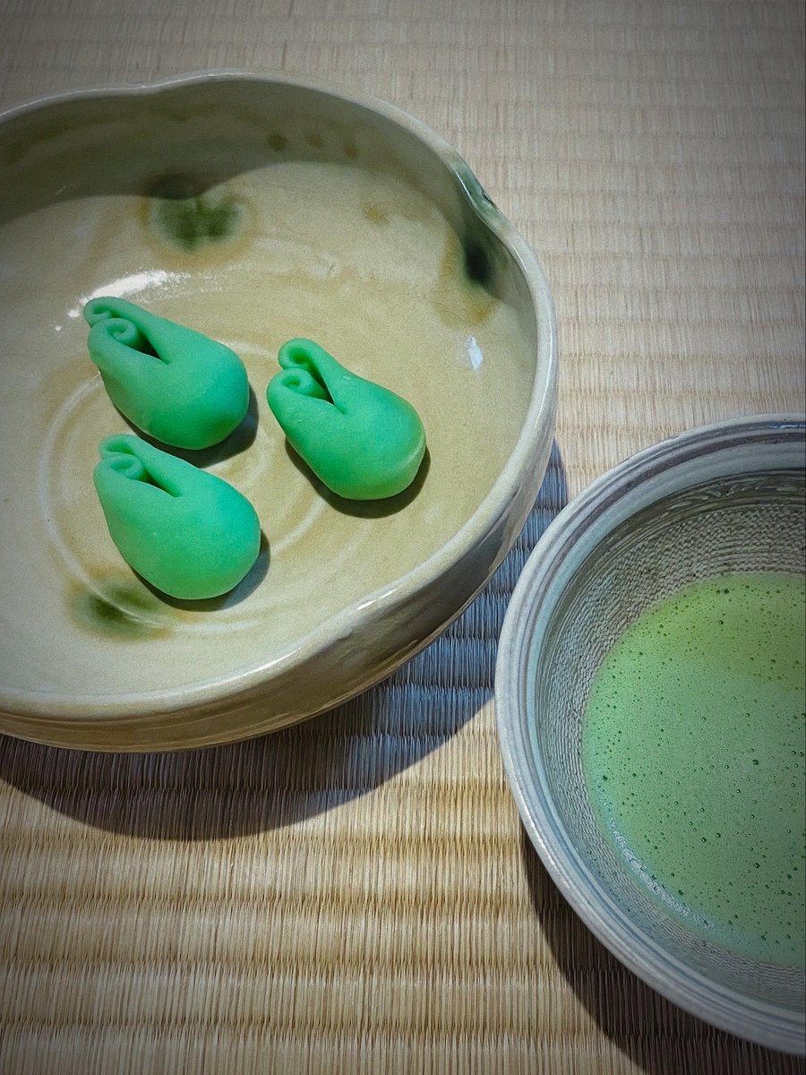 SOHKI10's tweet image. 東京は25℃の夏日💦慌てて春色の和菓子を色々☘️早蕨＊佐保姫＊最後は忘れたけど春っぽい銘でした😅

Tokyo jumped to a summery 25°C today💦 So I grabbed some spring‑hued wagashi — Sawarabi, Sahohime, and one mystery sweet that was just as spring‑like🍵

#matcha #teaceremony #英語茶道