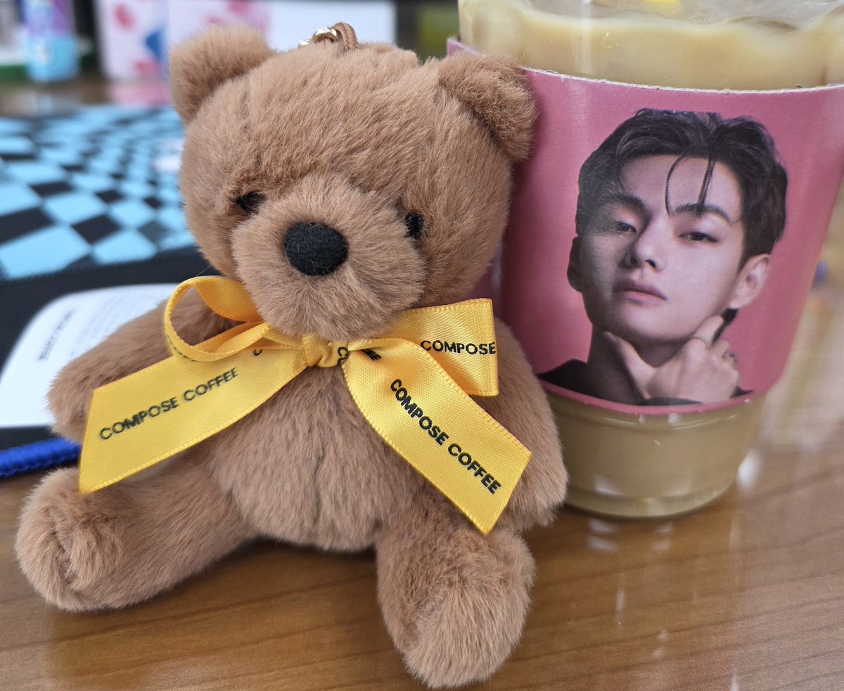 컴포즈  커피한모곰  
점심시간에 갔는데 울동네는 낼부터라고🥲 빈손으로 돌아왔는데 출장간 회사직원이 옆동네서 사다줌 ㅋㅋㅋㅋ 
나도 있다 커피한모곰  ☕️ 🐻 
실물이 더더더 귀요움
아쉬운건 컵홀더가 아직 안바뀜
낼컴포즈 다시 가야지 새컵홀더 겟하러ㅎㅎ
#Composecoffee 
#BTS_V