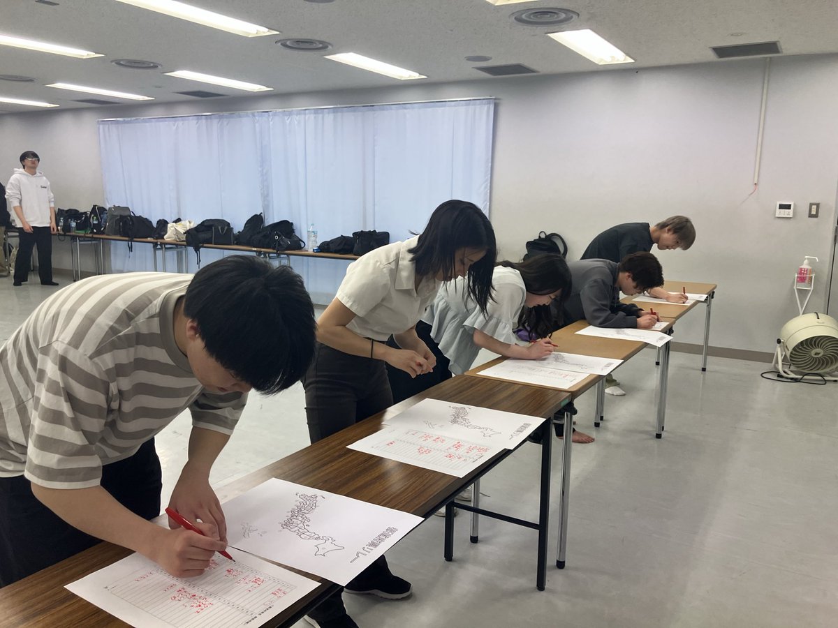 neec_ad's tweet photo. 1年生の授業風景です📷✨
頭を使いながらチームメイトと絆を深めたり、ソーラン節で全身を使ったりしています！

 #日本工学院  #声優・演劇科 https://t.co/ifh9QKOg9H