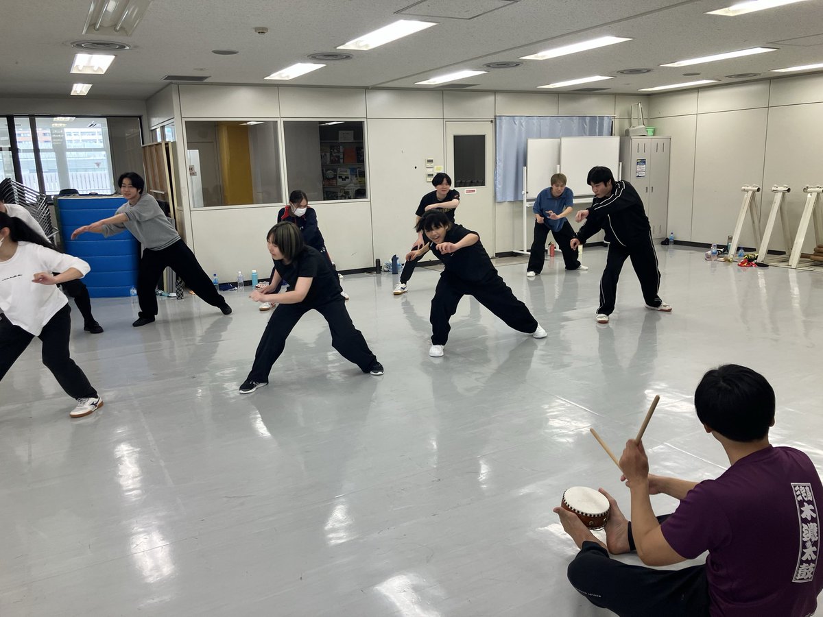 neec_ad's tweet photo. 1年生の授業風景です📷✨
頭を使いながらチームメイトと絆を深めたり、ソーラン節で全身を使ったりしています！

 #日本工学院  #声優・演劇科 https://t.co/ifh9QKOg9H