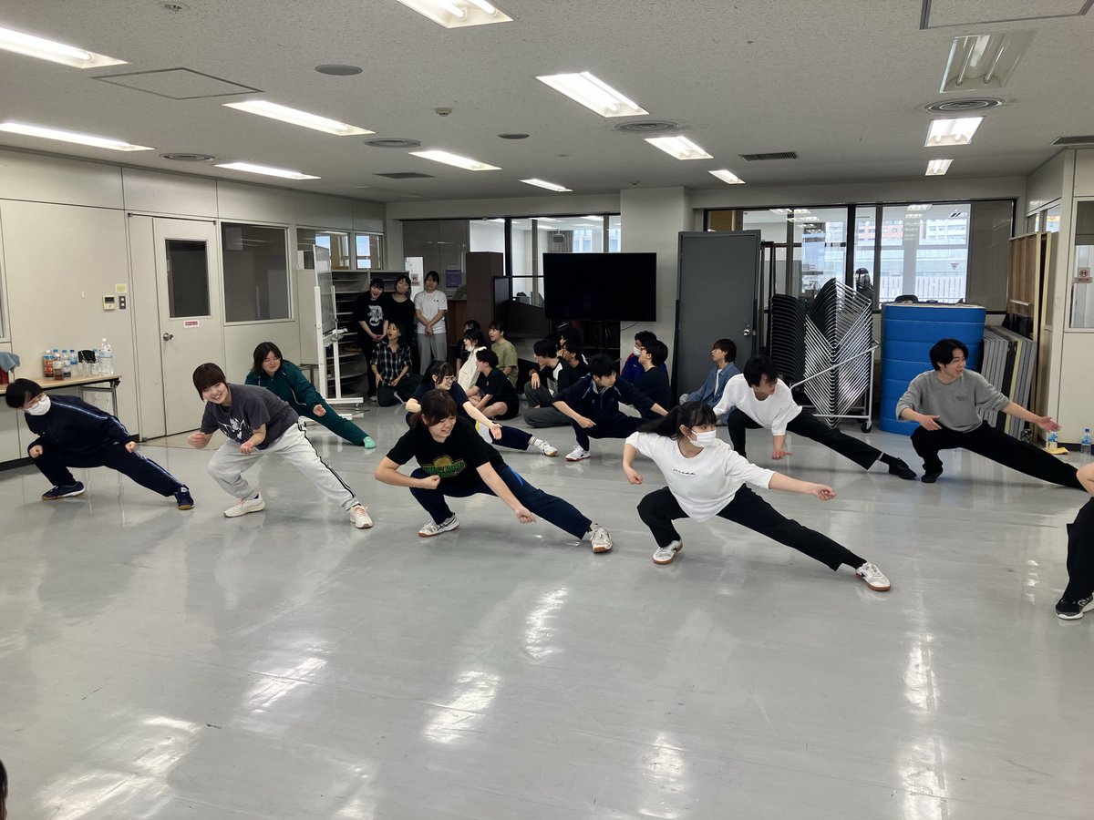neec_ad's tweet photo. 1年生の授業風景です📷✨
頭を使いながらチームメイトと絆を深めたり、ソーラン節で全身を使ったりしています！

 #日本工学院  #声優・演劇科 https://t.co/ifh9QKOg9H