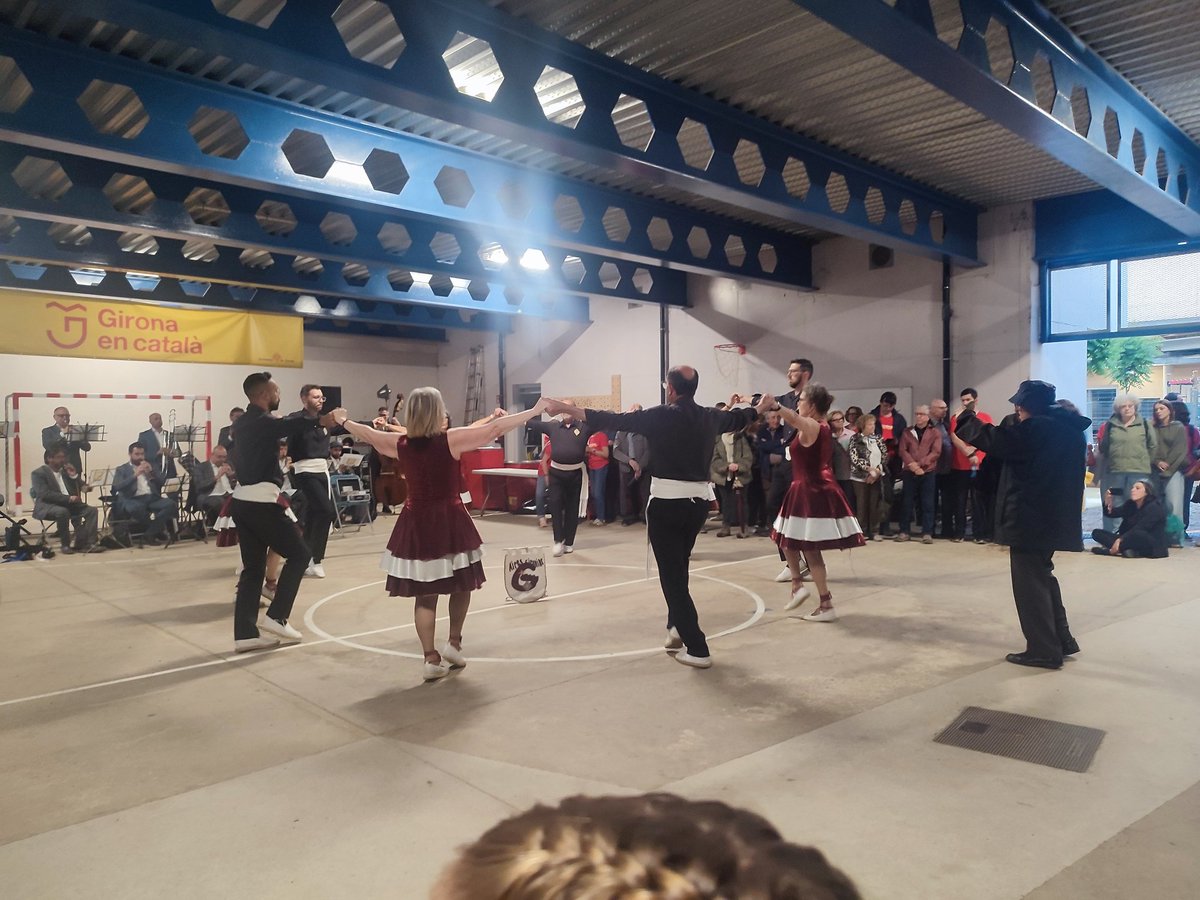 ADIC_GIR's tweet photo. Malgrat la pluja, ahir a #Girona vàrem fer una gran rebuda a la flama del @Correllengua_ 

Com va recordar la Mercè Saurina: "només el poble salva al poble"

Hi som 💪💪 https://t.co/O6aXoTADhQ